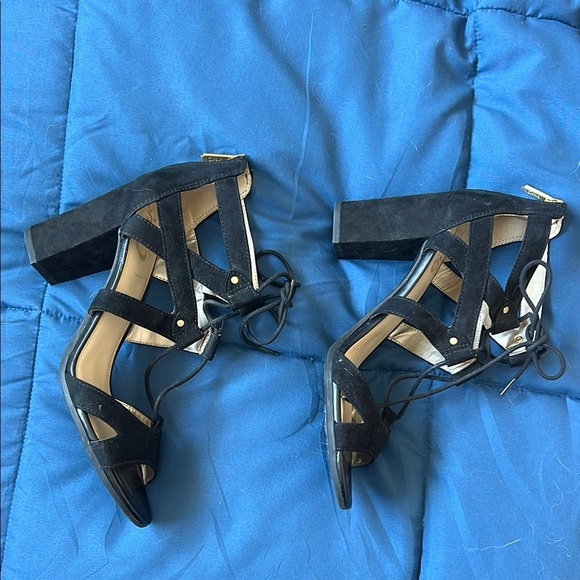 Sophisticated Black Stiletto Heels with Strappy Design - Picture 8 of 12